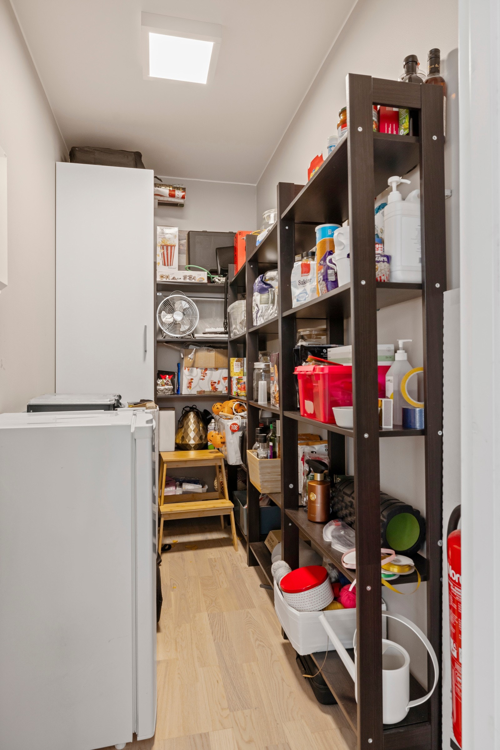 Praktisk innvendig bod med tilgang fra stue/kjøkken. Galleribilde