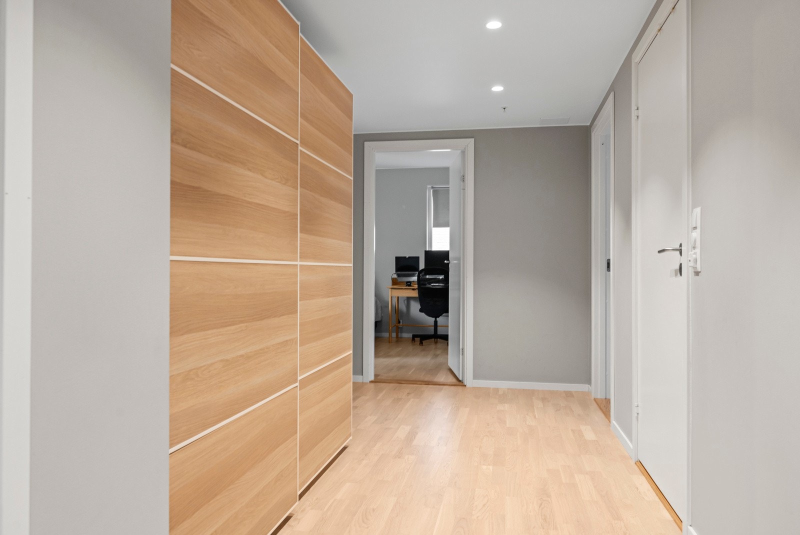 Praktisk entré med tilhørende skyvedørsgarderobe. Galleribilde