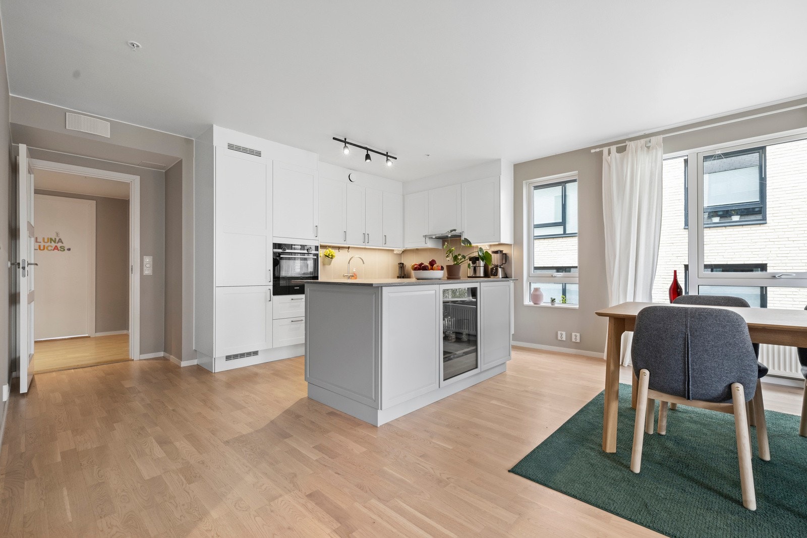 Marbodal kjøkkeninnredning med kjøkkenøy. Galleribilde