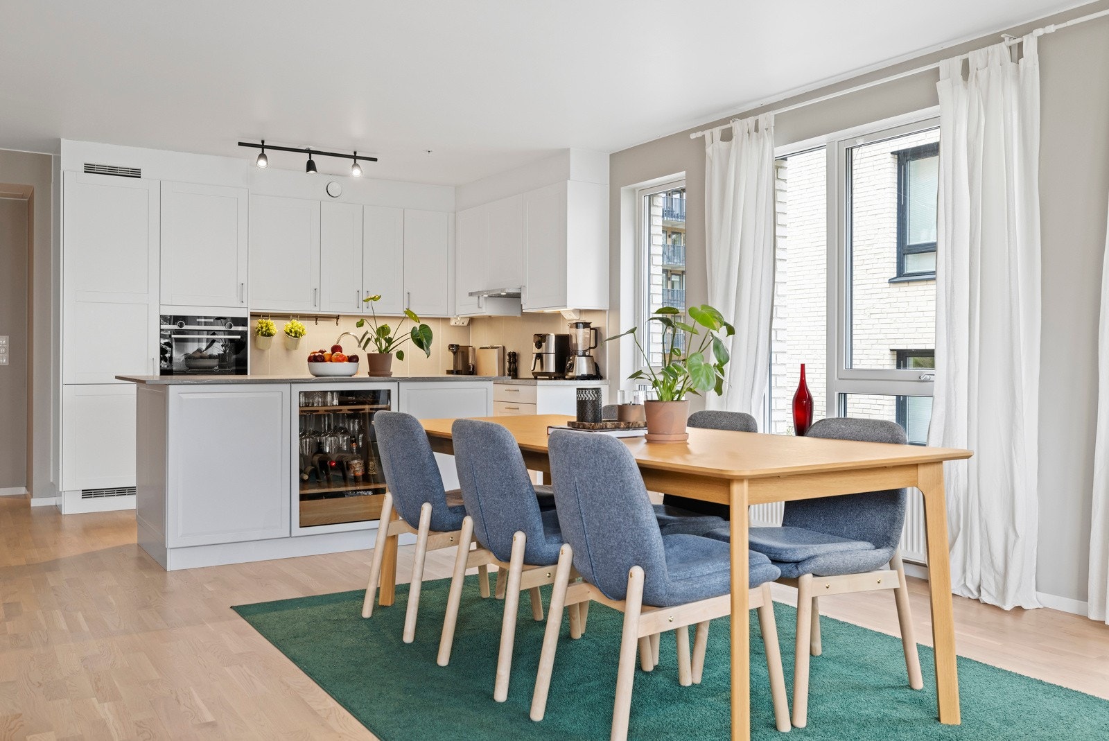 Den åpne løsningen mellom stue og kjøkken gjør rommet som et naturlig samlingssted for venner og familie. Galleribilde