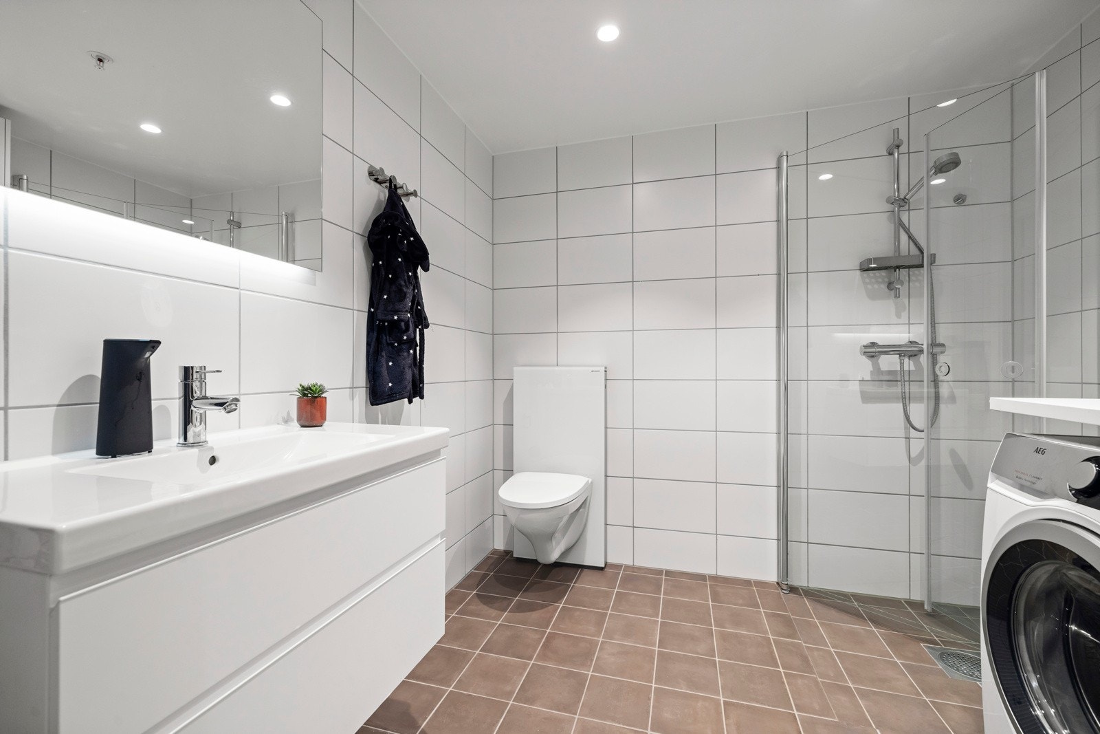 Delikat og pent flislagt bad med varme i gulv og downlights i himling. Galleribilde