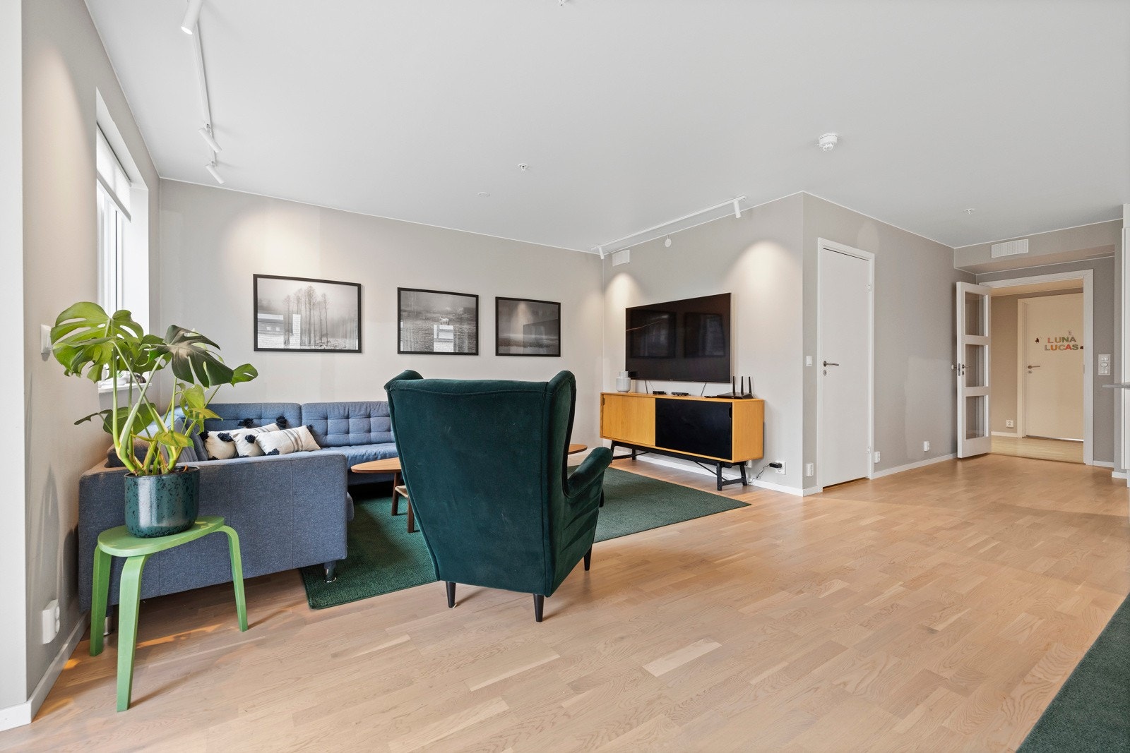 Lysmalte vegg- og takflater, parkett på gulv. Galleribilde