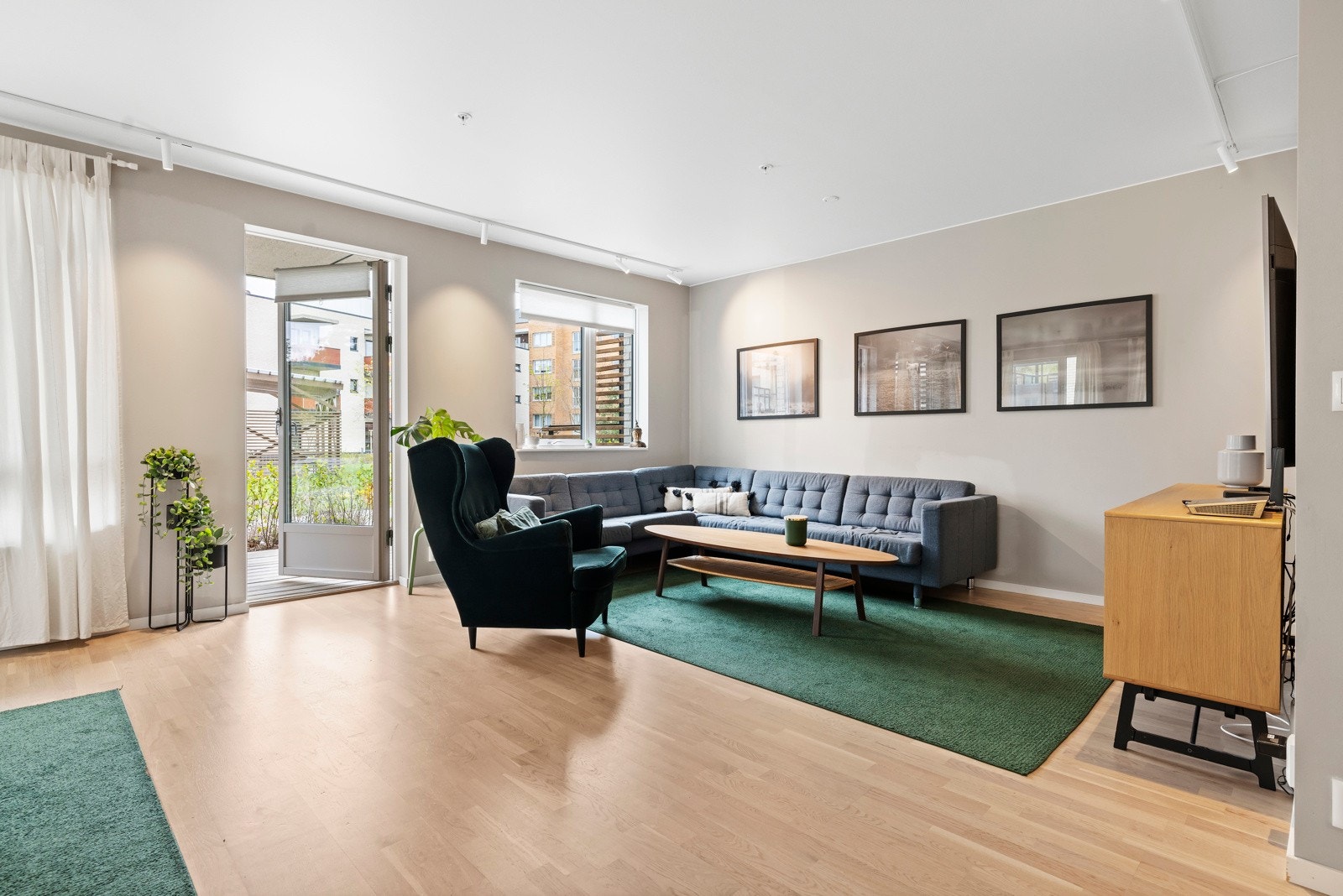 Romslig stue med god plass til sofagruppe. Galleribilde