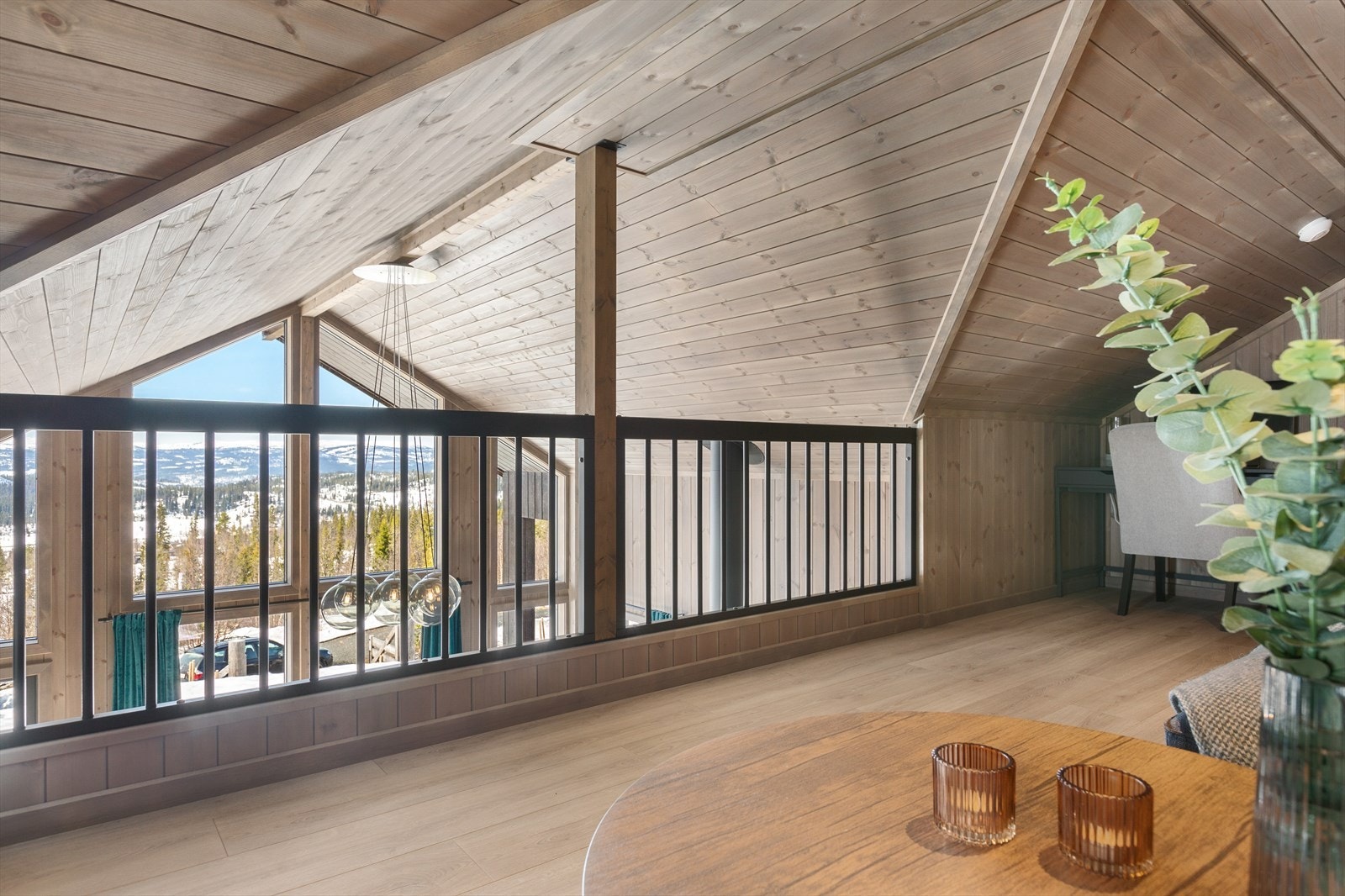 På hemsen kommer lyset og utsikten inn gjennom de store vinduene. Galleribilde