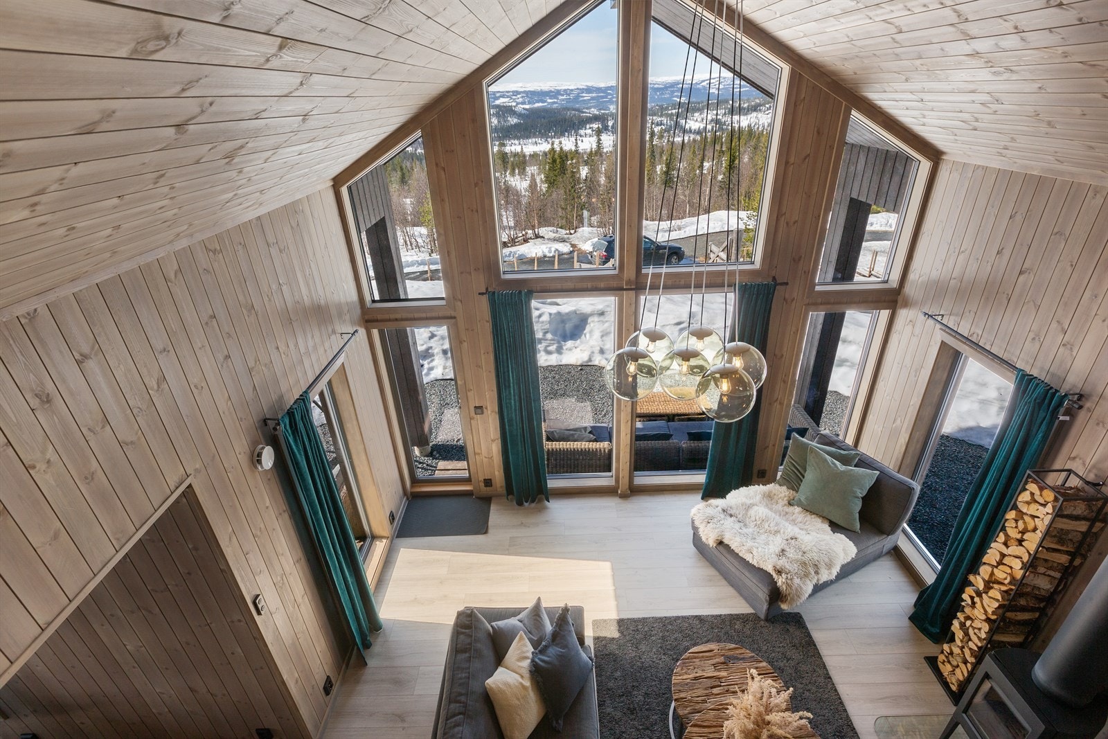 Åpen løsning fra hems, gir oversikt over etasjen under. Galleribilde