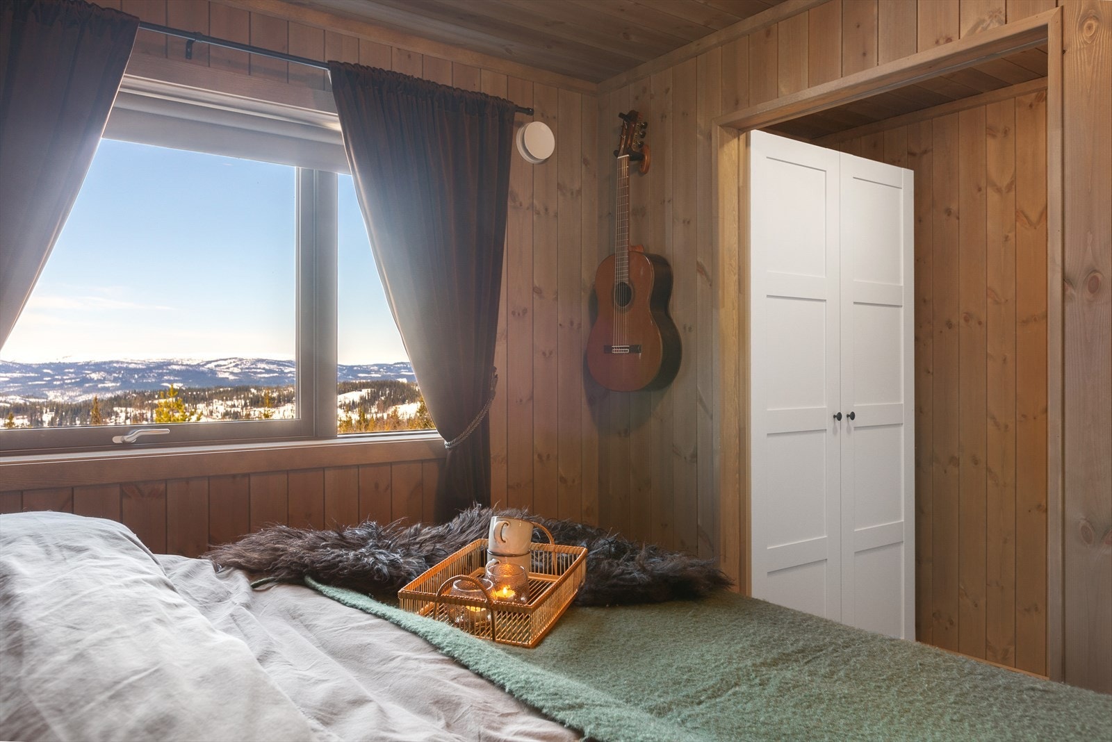 Den tilhørende garderoben gir god plass til oppbevaring Galleribilde