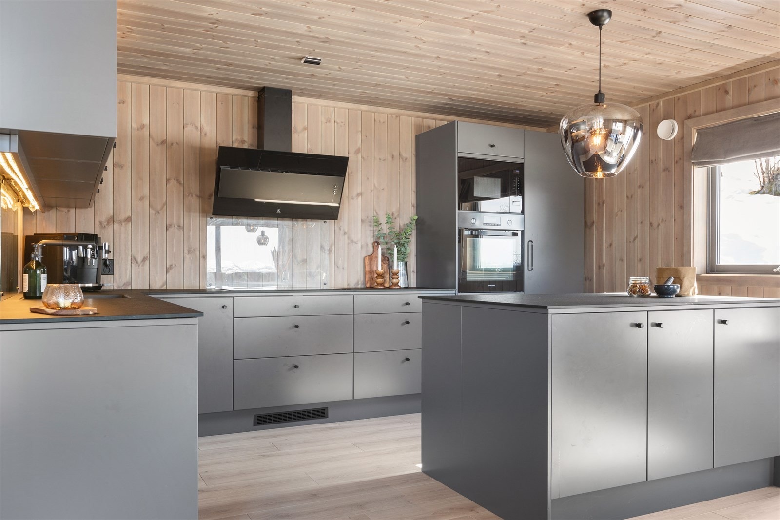 Kjøkkeninnredning med godt med benk- og skapplass. Galleribilde