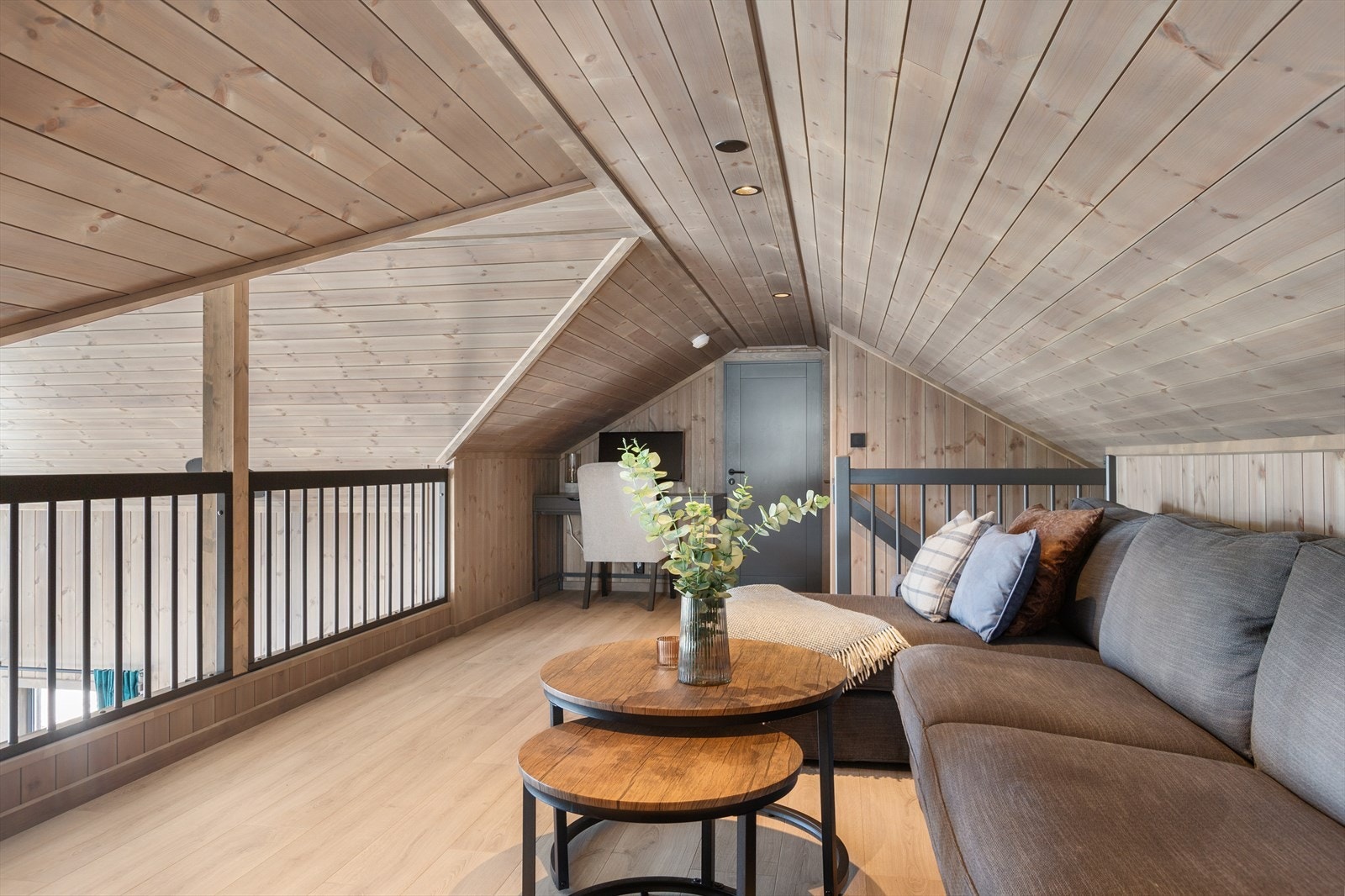 Fra hemsen er det åpent ned mot kjøkken/stue i hovedetasje. Galleribilde