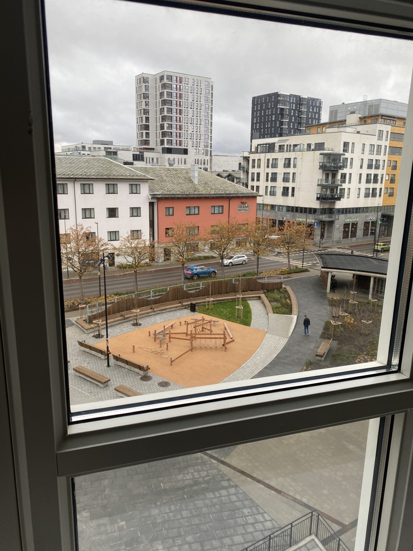 Utsikt over Hundholmen plass i 4. egt. Galleribilde