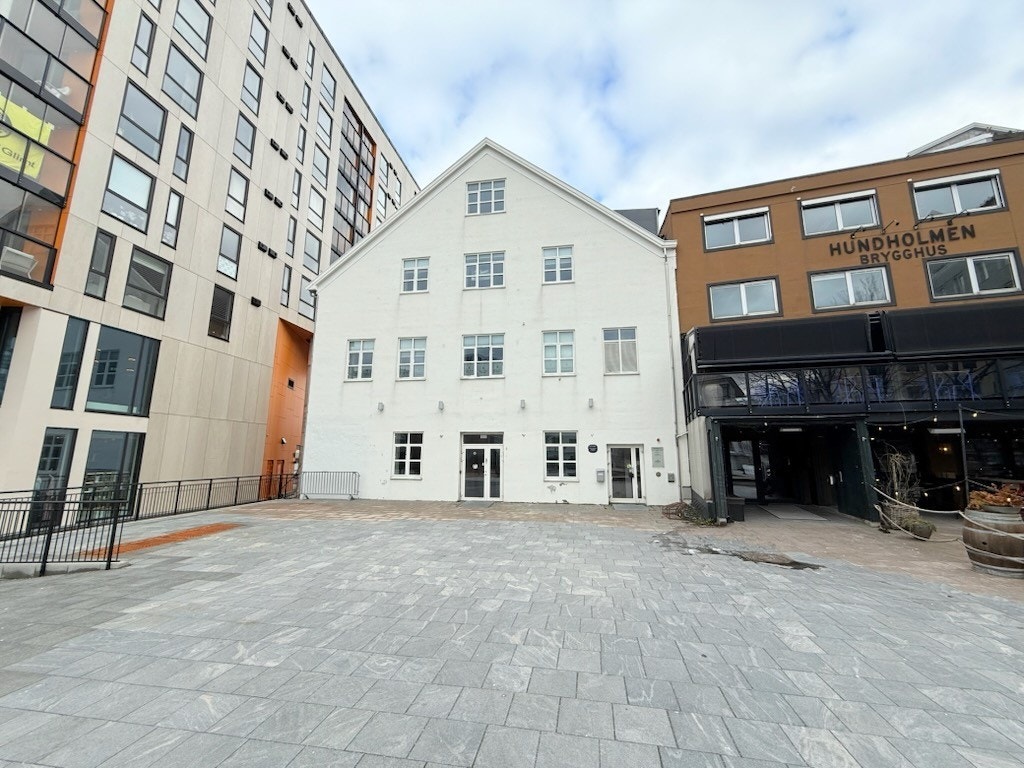 Flott beliggenhet ved Hundholmen plass. Galleribilde