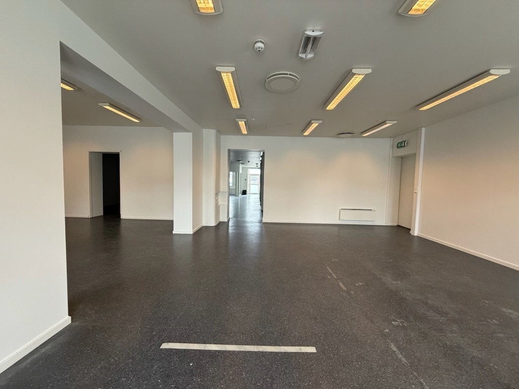 Store, åpne lokaler på bakkeplan. Galleribilde