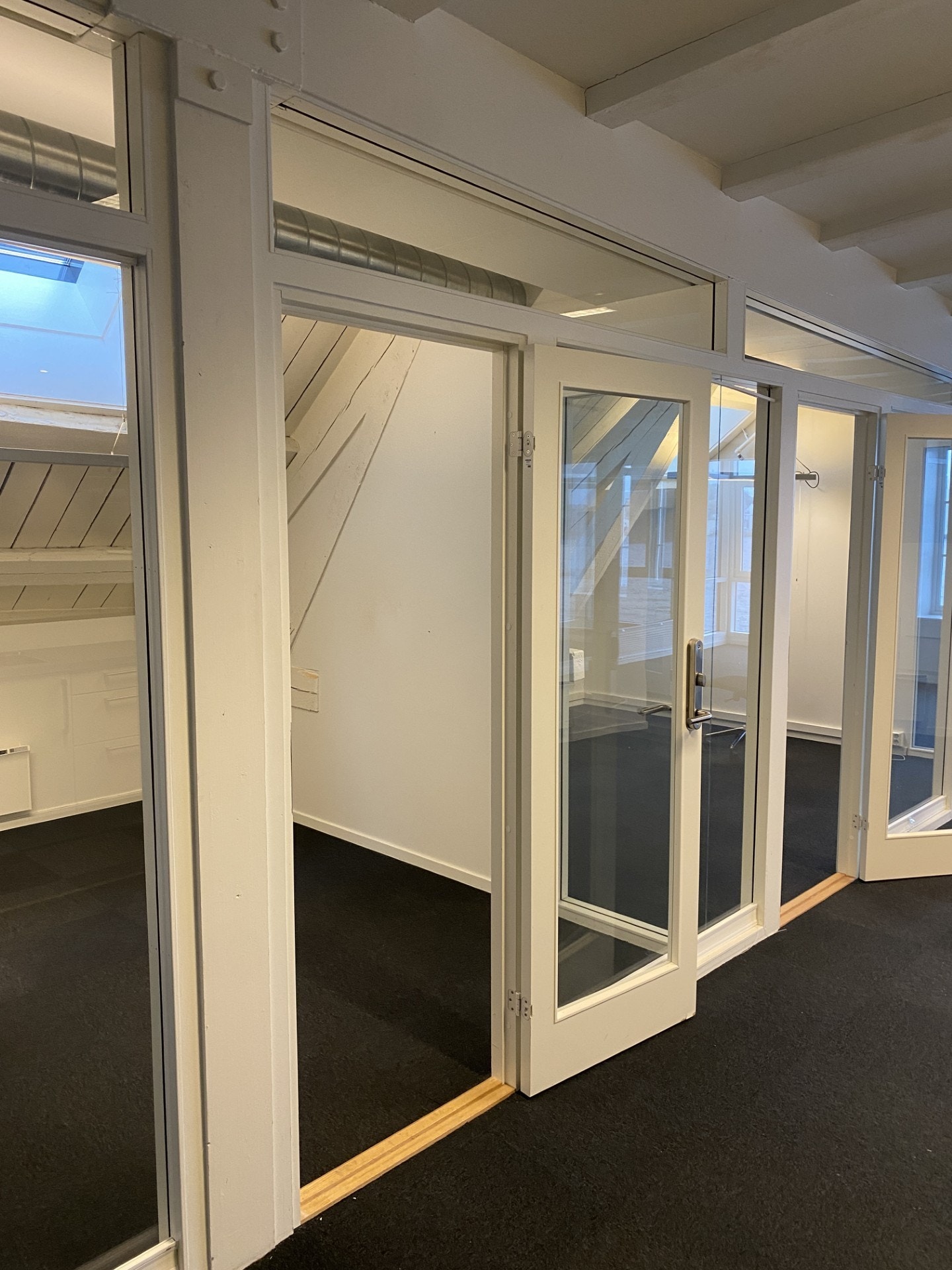 Her finnes både cellekontorer og åpne kontorfellesskap. Galleribilde