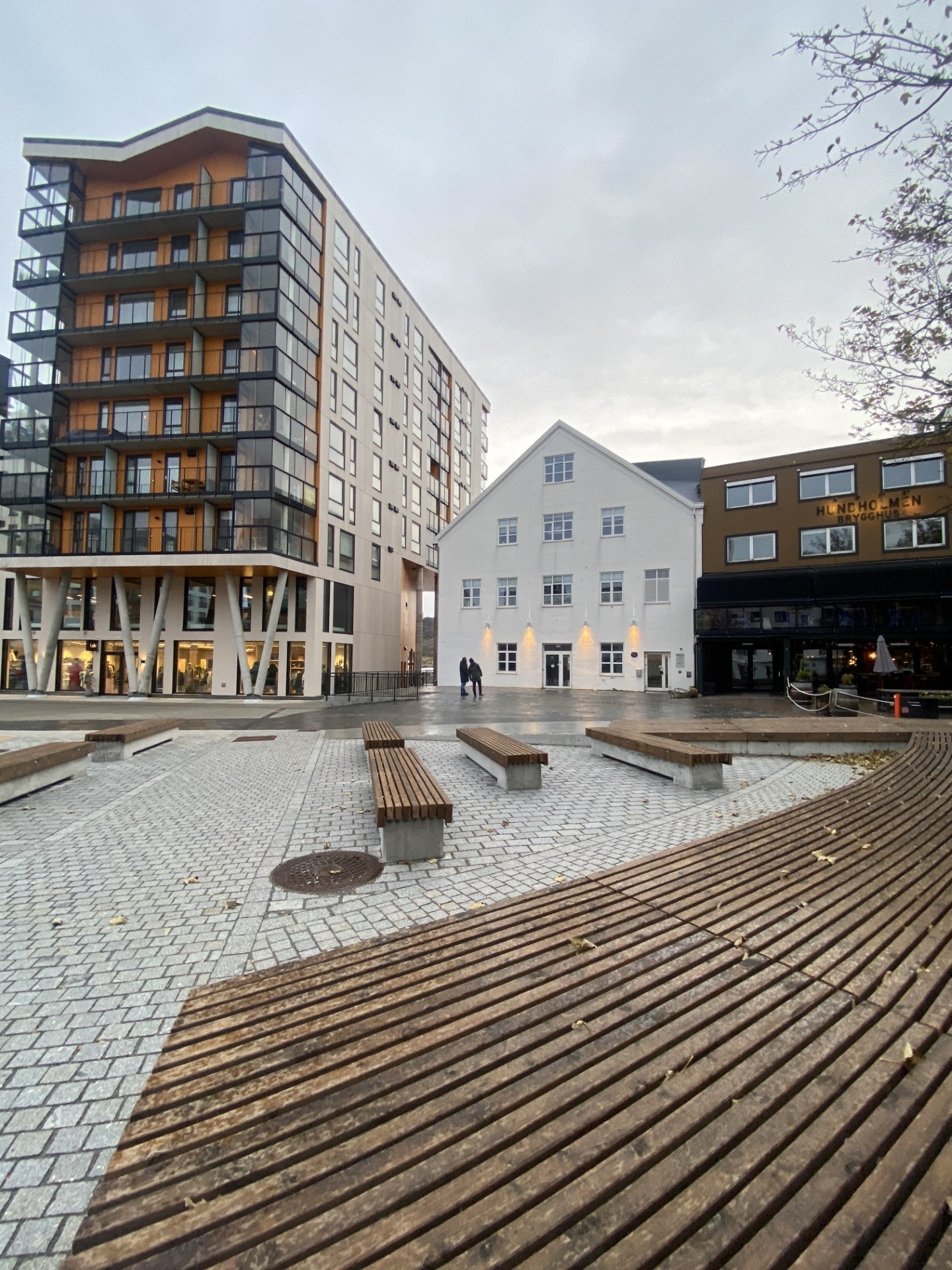 Flott beliggenhet ved Hundholmen plass. Galleribilde