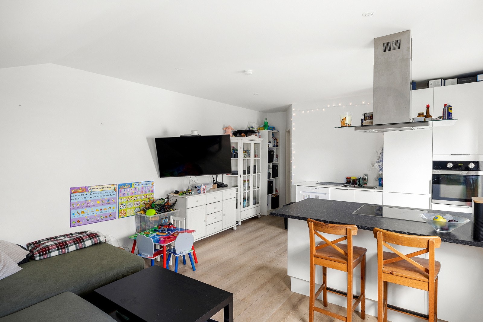 Lys stue/kjøkken i hybelens 1. etasje Galleribilde