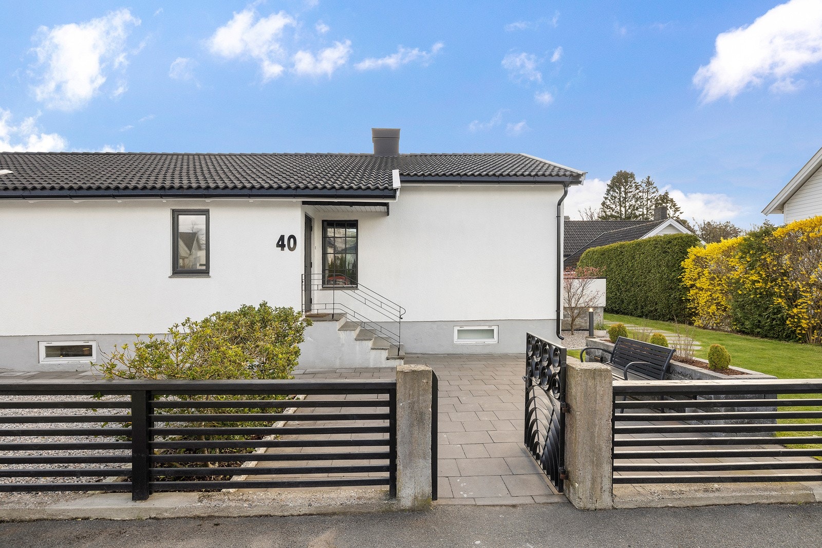 Boligen har de siste årene blitt betydelig pusset opp både utvendig og innvendig! Galleribilde