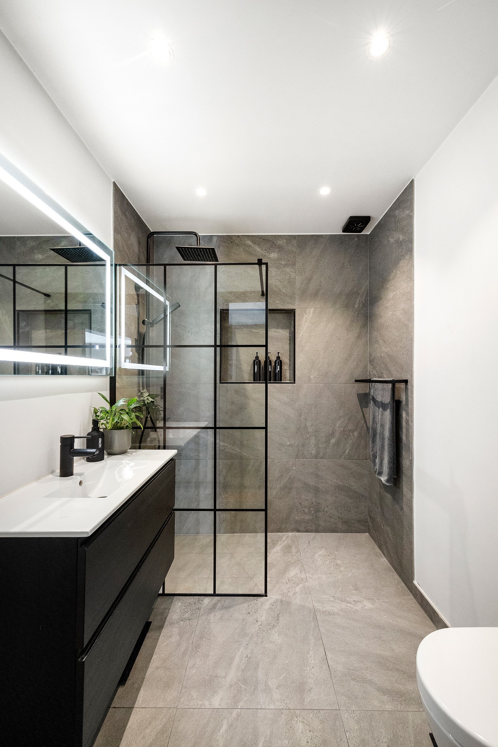 Pent flislagt bad fra 2020 med dusjnisje, servant og toalett Galleribilde