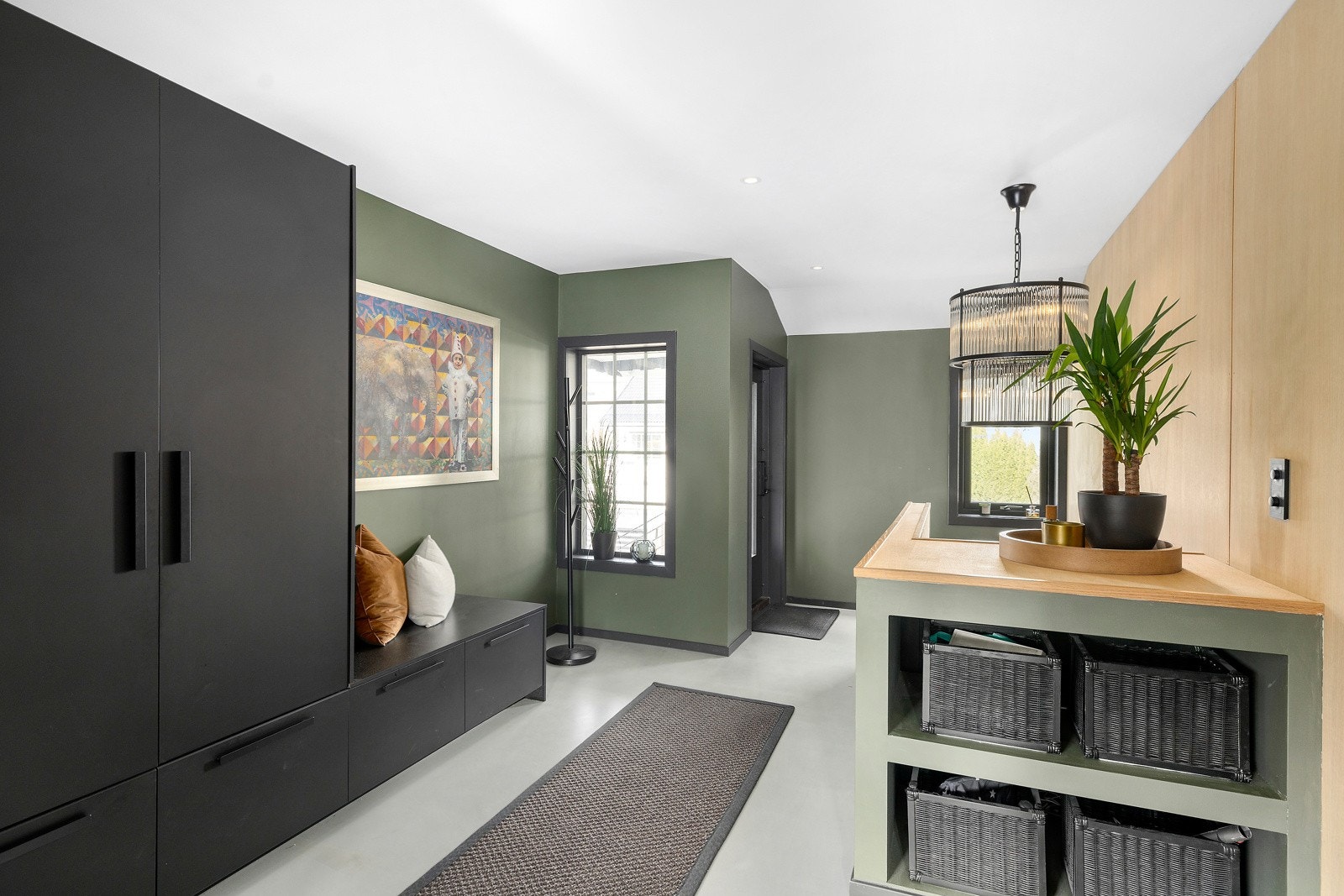 Romslig gang med garderobeskap og praktisk sittebenk Galleribilde