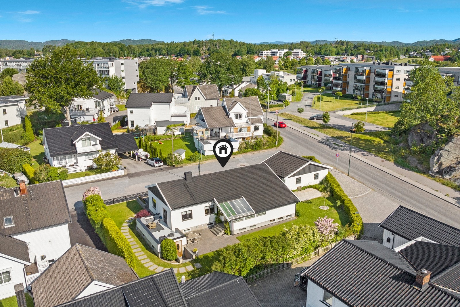 Boligen har en kjempefin hage som byr på både avslapning og lek/moro Galleribilde