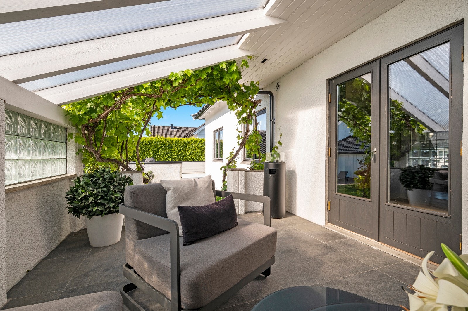 På dager med regn eller utover kvelden er det fint å kunne sitte ute - lunt og godt under tak Galleribilde