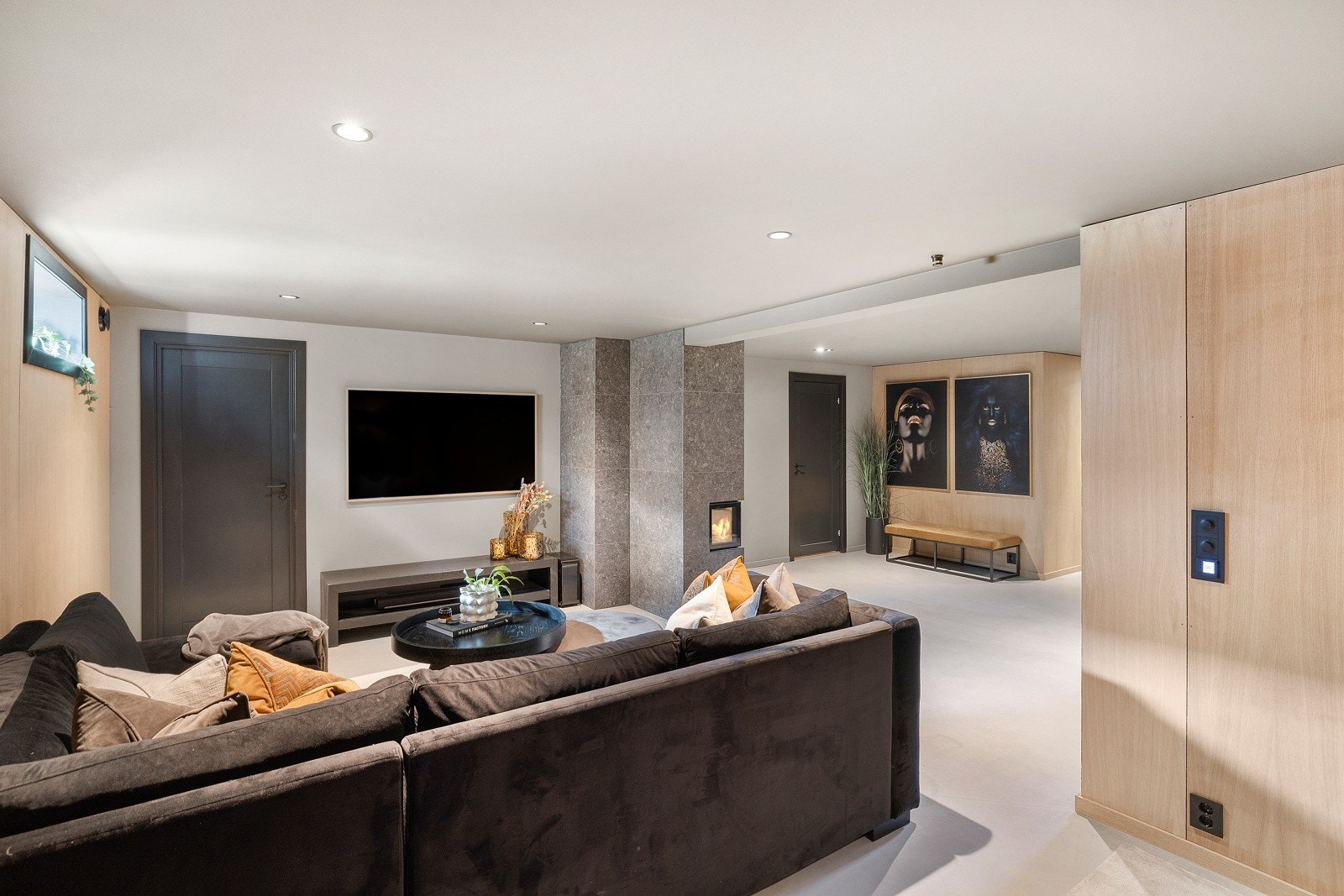 Det er gulvvarme og peis som varmer på kalde dager Galleribilde