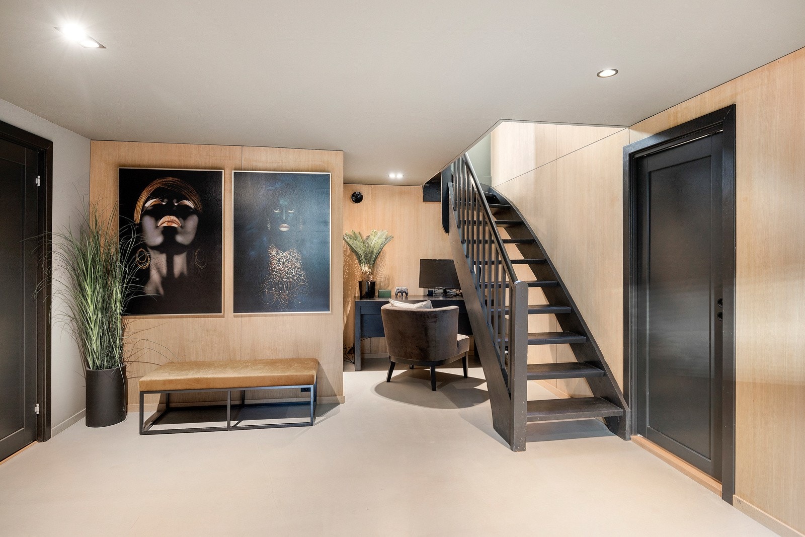 Pent innredet kjeller med innredet kontorplass under trappa Galleribilde