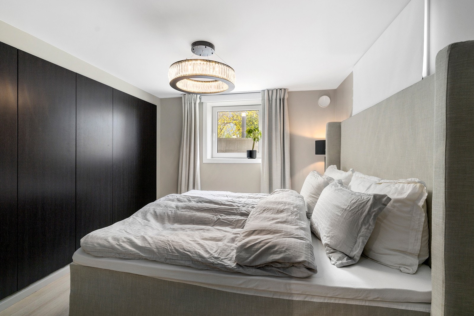 Soverom med garderobeskap Galleribilde