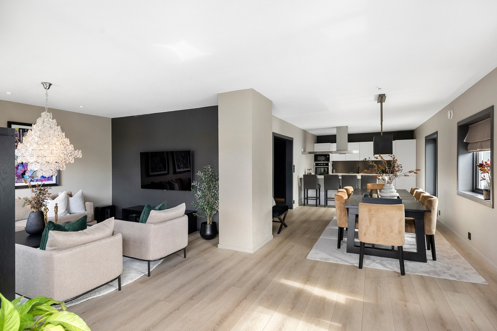 Det er åpen stue og kjøkkenløsning. Selger har pusset opp hele 1. etasje i 2018 Galleribilde