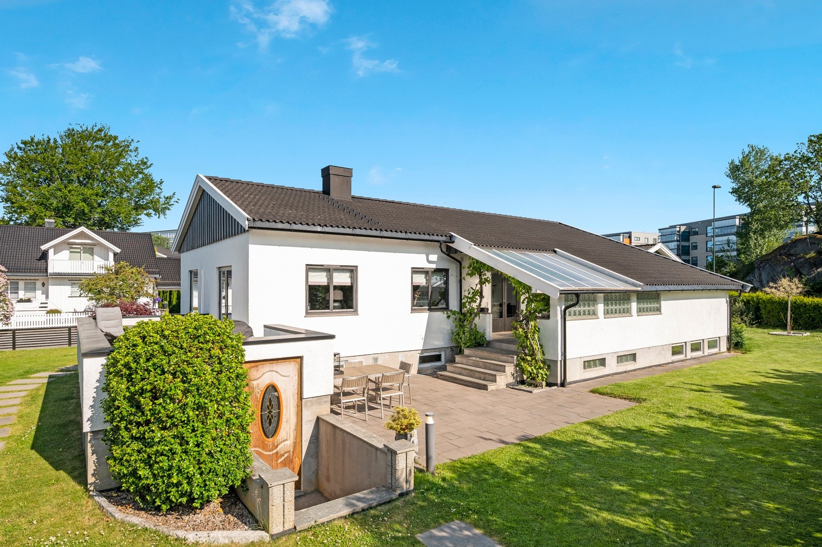 Hagen går rundt hele huset - så her kan du flytte deg etter solen Galleribilde