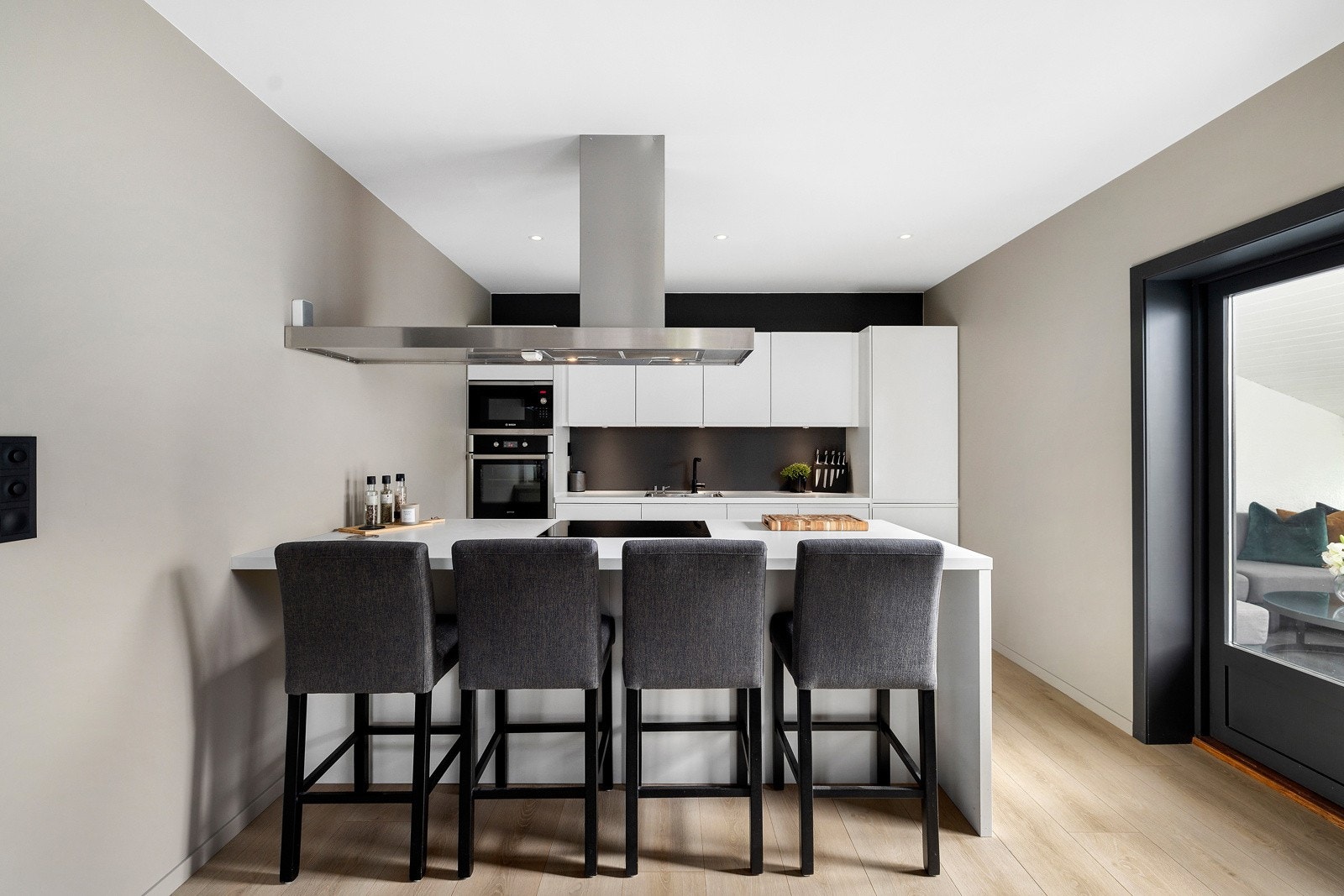 Ved kjøkkenbenken er det plass til barstoler for raske måltider og frokost Galleribilde