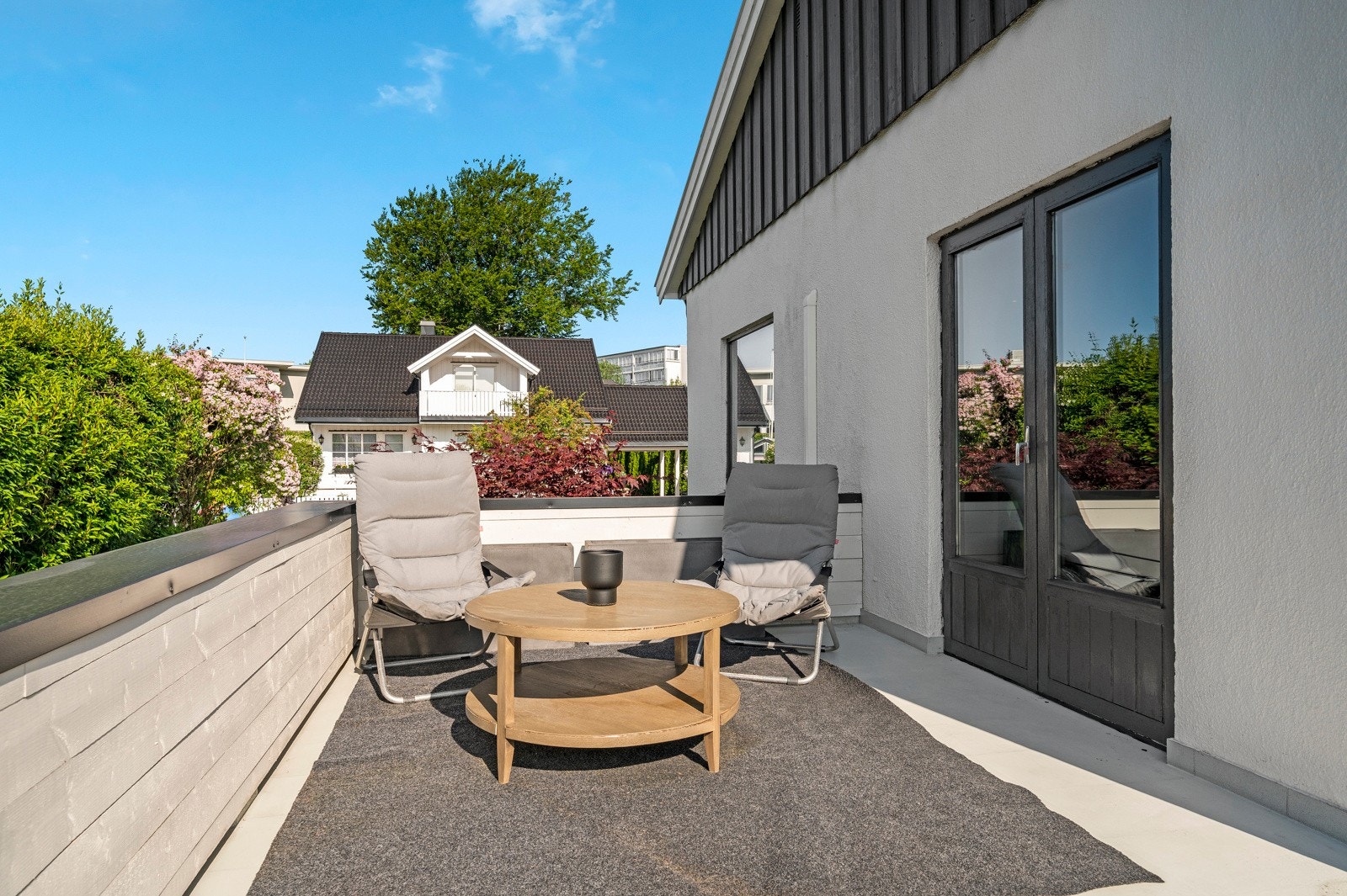 Ut fra stuen er det terrasse på ca 17 kvm Galleribilde