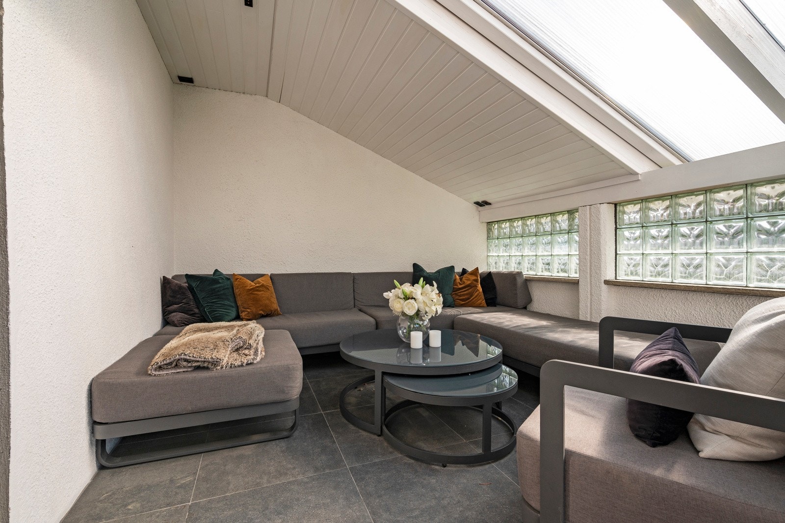 Trapp opp til overbygget terrasse på 15 kvm som kan brukes uansett vær. Utgang fra kjøkken Galleribilde