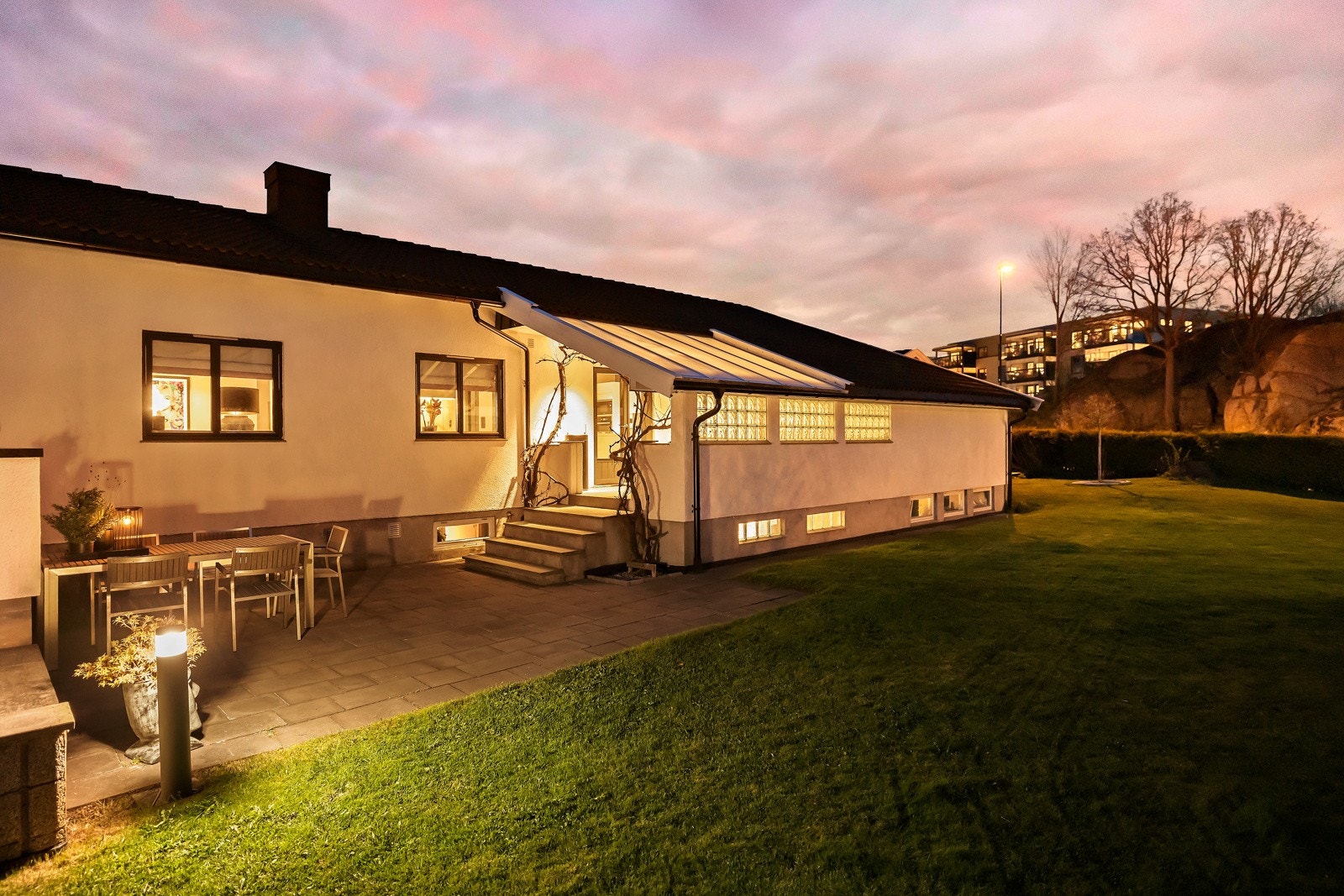 Det er satt opp utebelysning enkelte steder i hagen Galleribilde