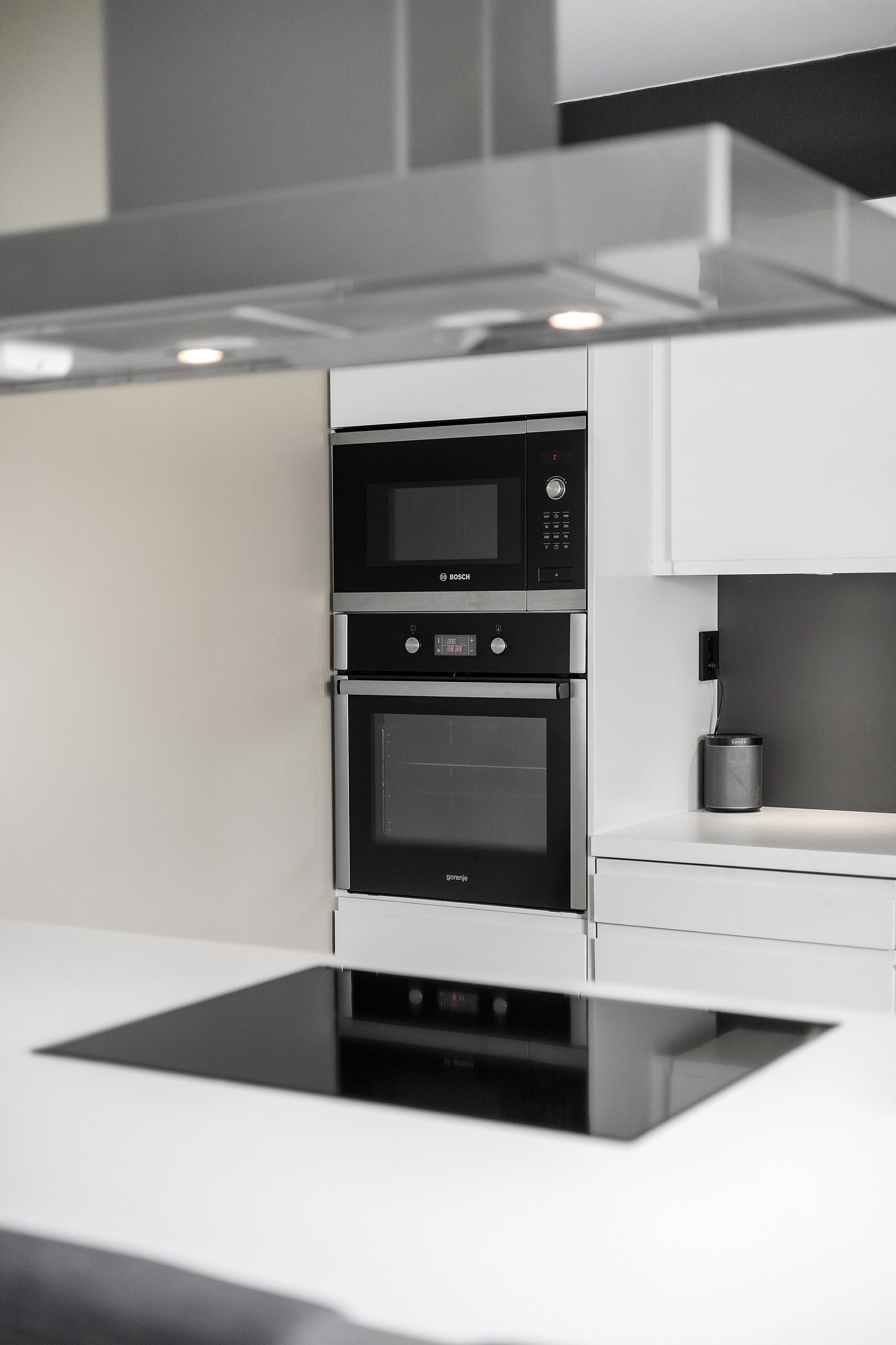 Det er pent kjøkken med integrerte hvitevarer Galleribilde