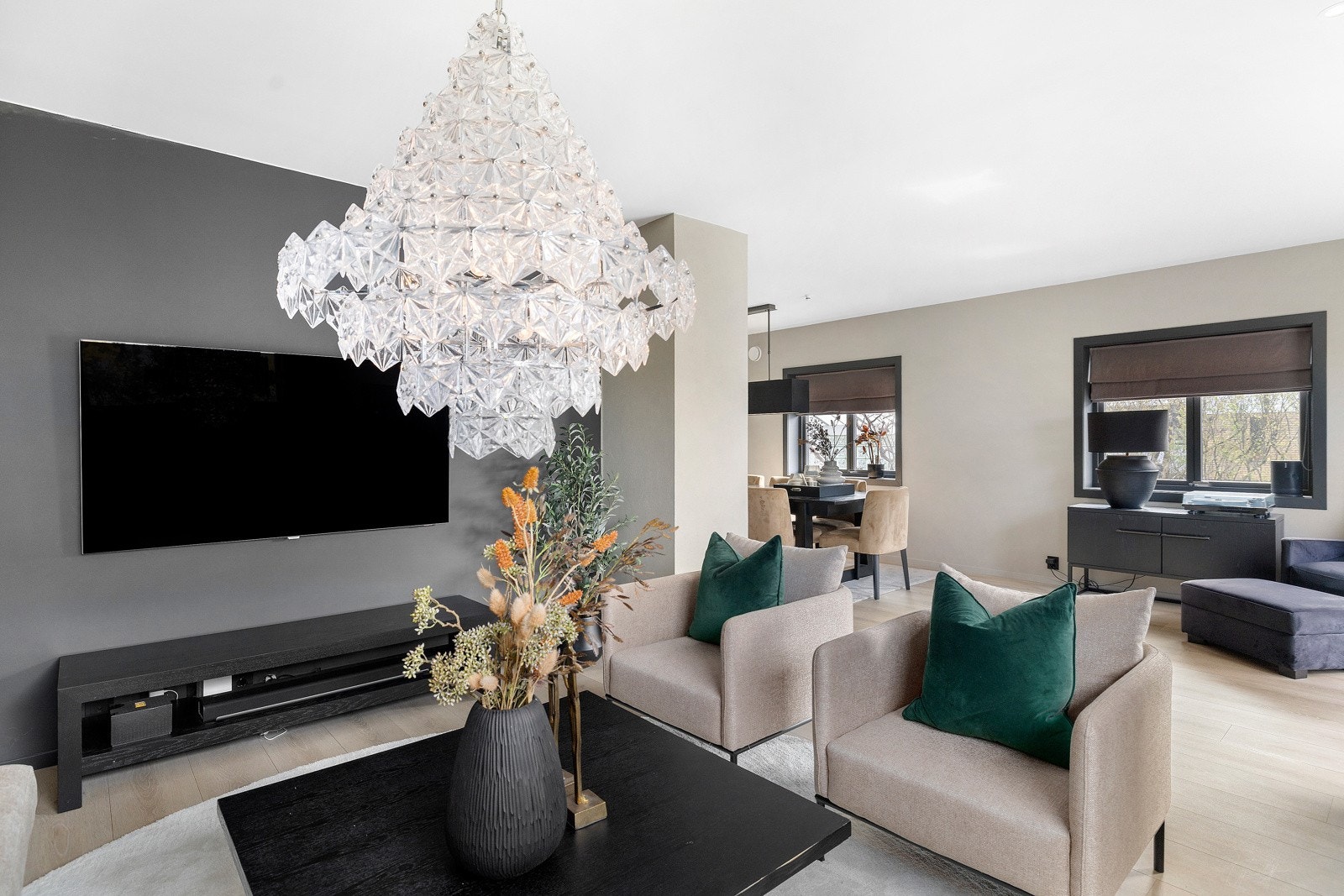 Tv-krok med plass til sittegruppe Galleribilde