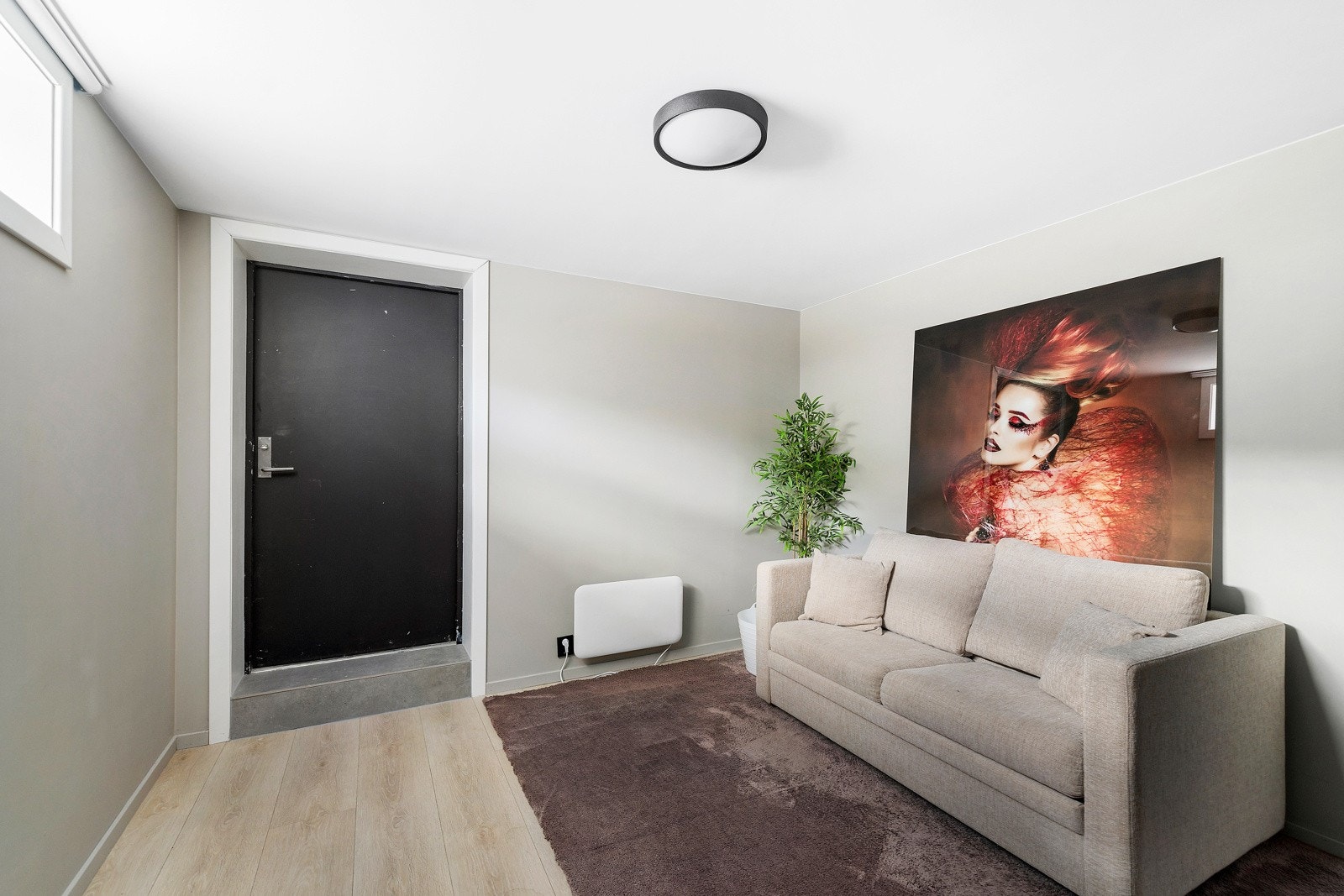 Selger har innredet til ekstra stue, men rommet er godkjent som bod. Galleribilde