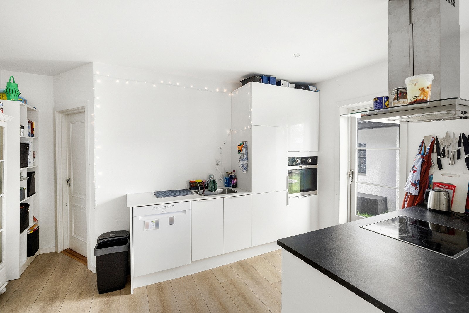 Nytt kjøkken fra 2018 i åpen løsning mot stue Galleribilde