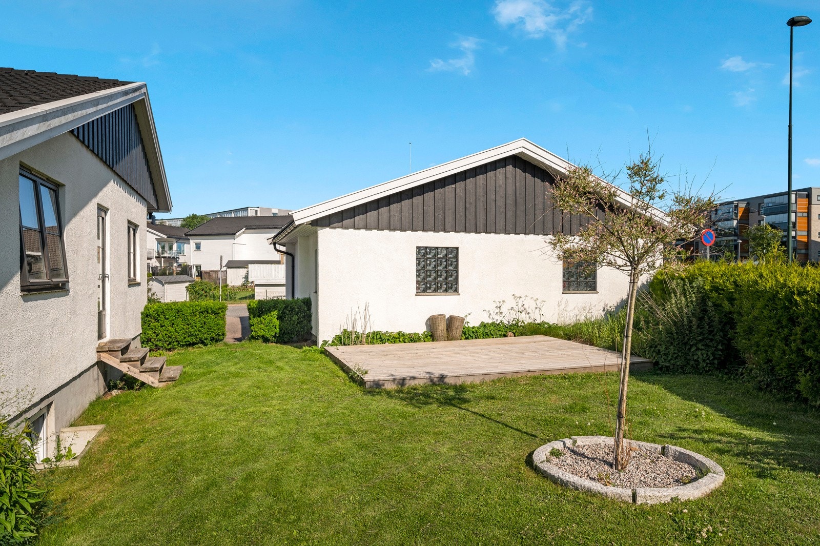 Inngangsparti til hybelen på siden av boligen Galleribilde