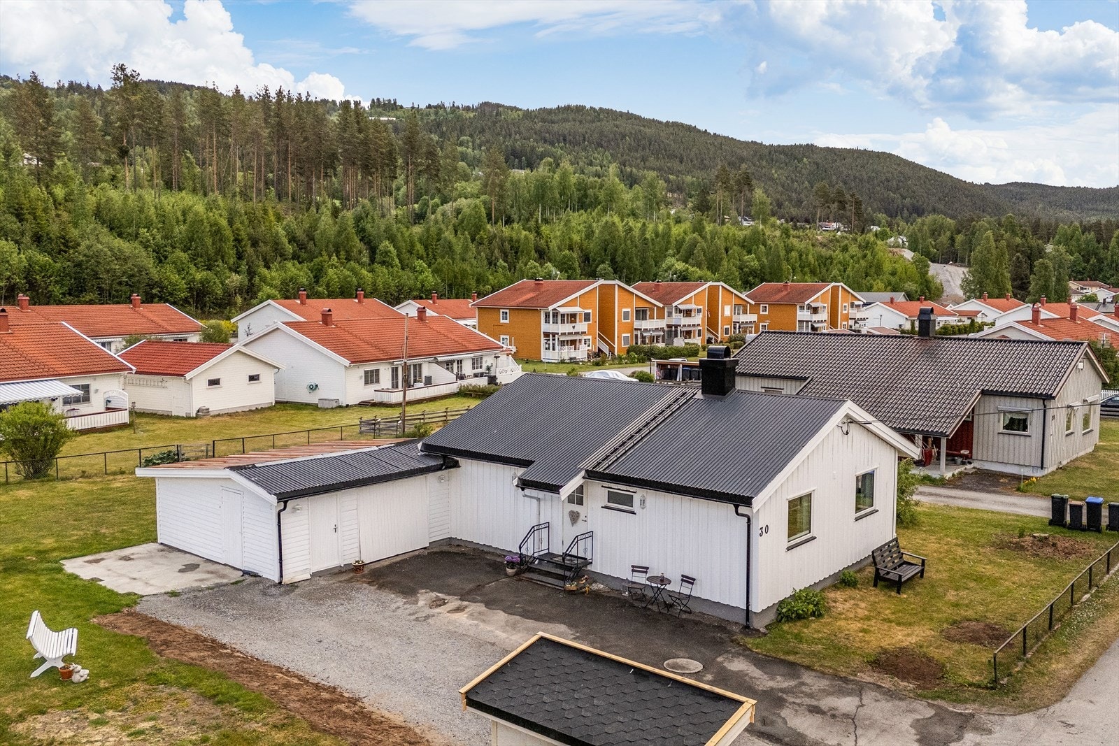 Dronebilde av fasade og nærliggende naboeiendommer. Galleribilde