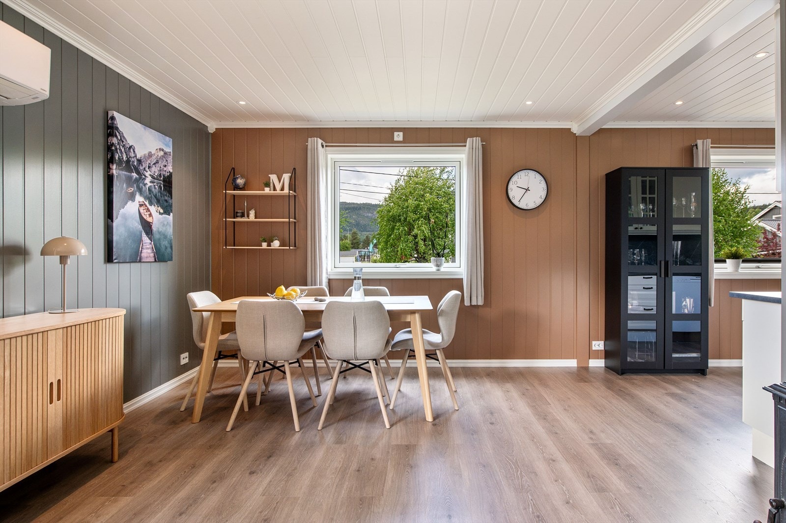 Moderne overflater og downlights i himling Galleribilde