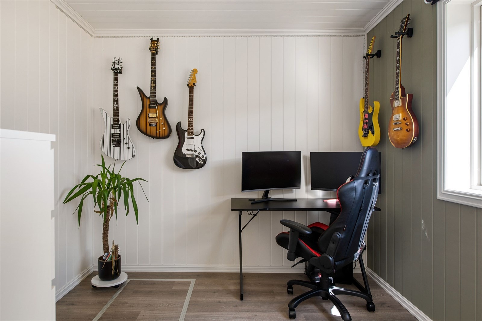 Soverom 2 er i dag innredet som kontor/musikkrom Galleribilde