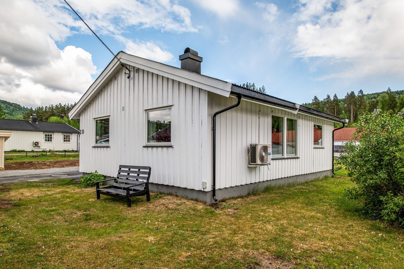 Enebolig med flat og bruksvennlig tomt Galleribilde