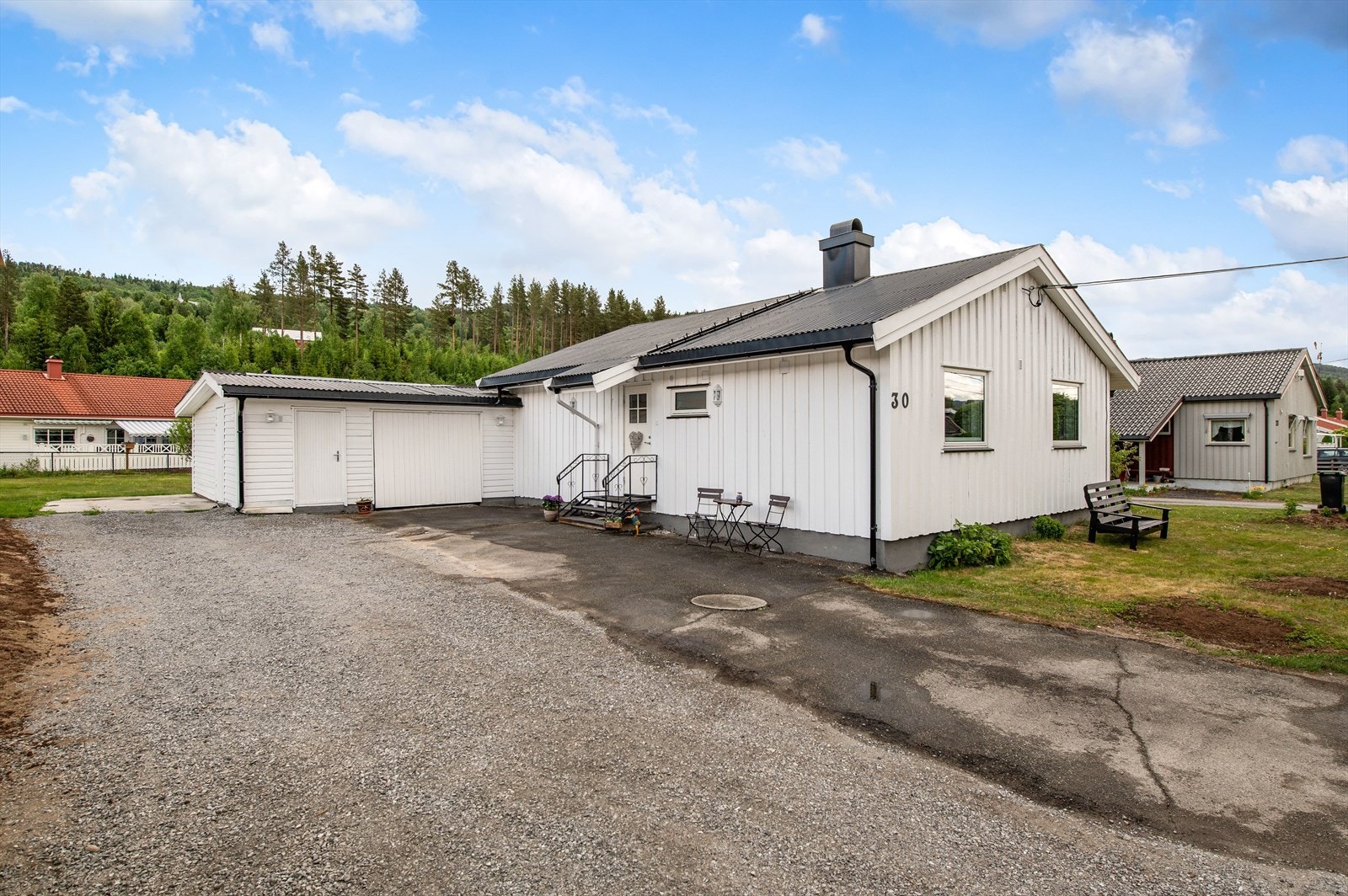 Delvis asfaltert gårdsplass. Garasje og lagring i bod. Galleribilde