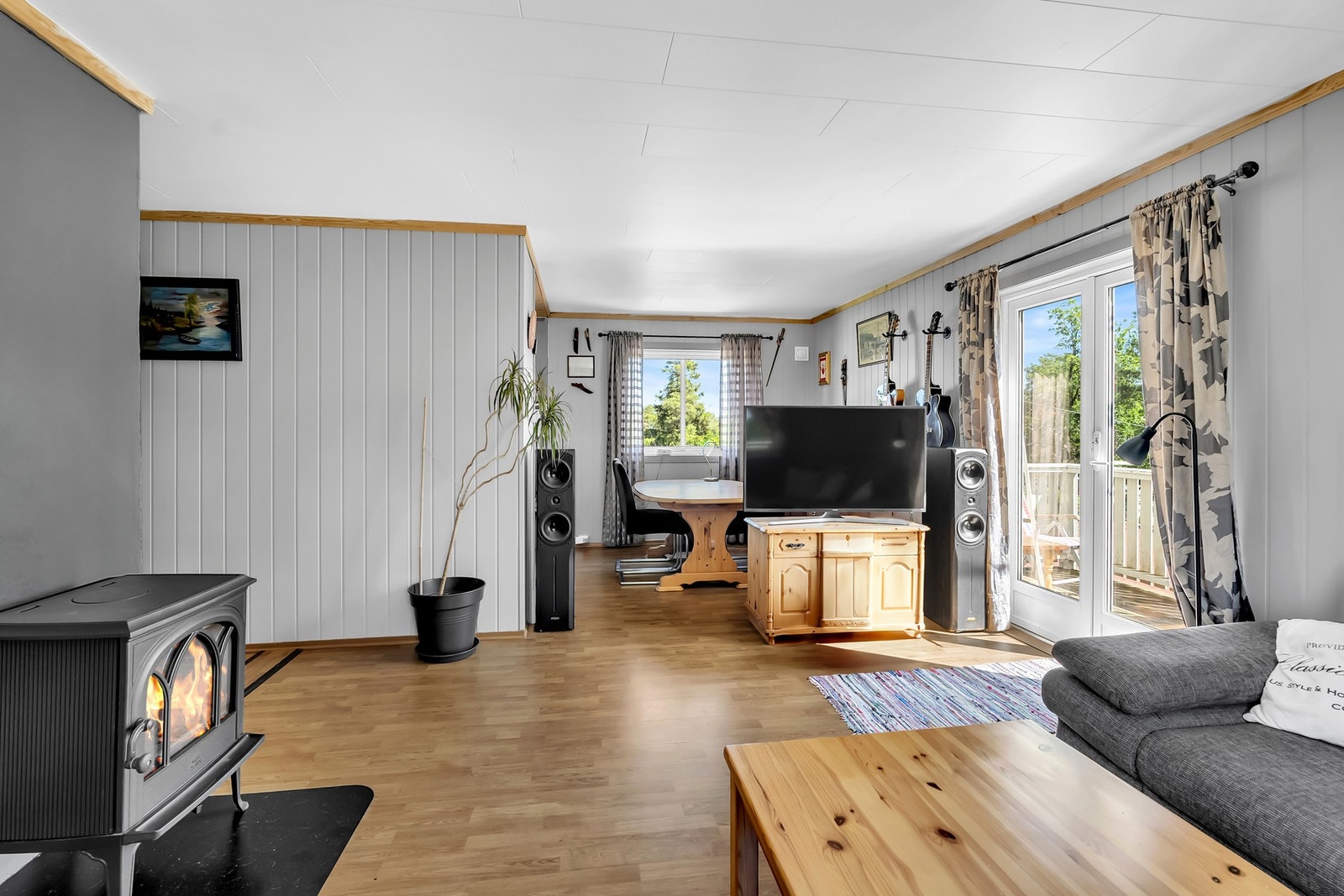 Romslig stue, med egen plass til spisebord. Galleribilde