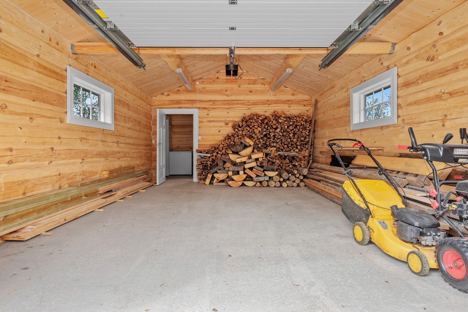 Garasjen er romslig og har tilhørende bod. Galleribilde