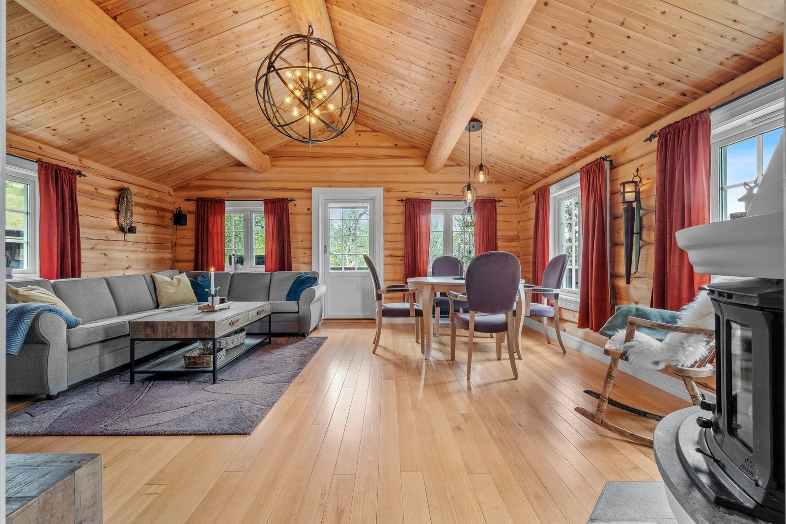 Stua utgjør hele 25,5m², dette gir flere gode møbleringsmuligheter. Galleribilde