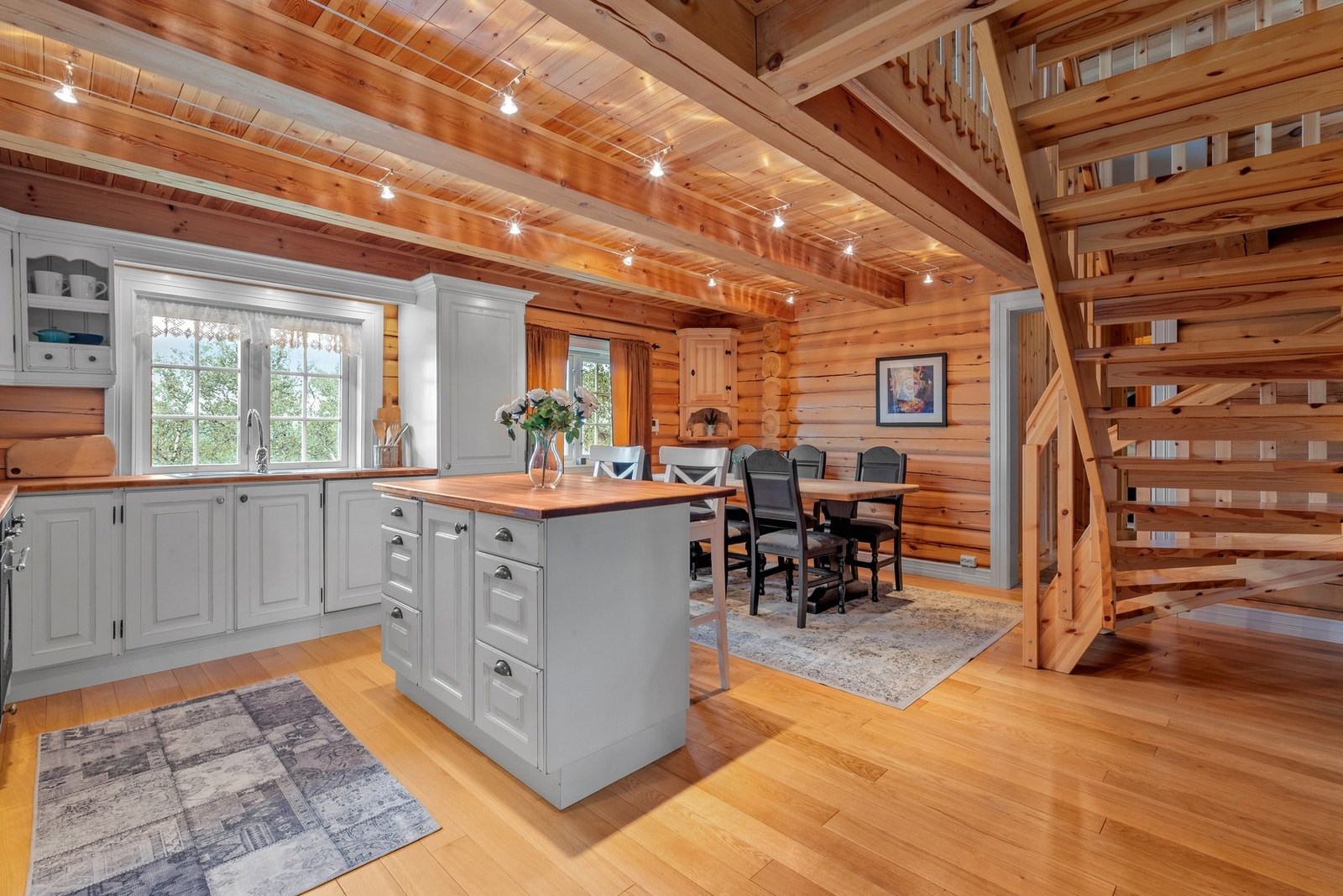 Kjøkkenet fremstår stilrent og tidsriktig og har rikelig med skap -og benkeplass. Galleribilde