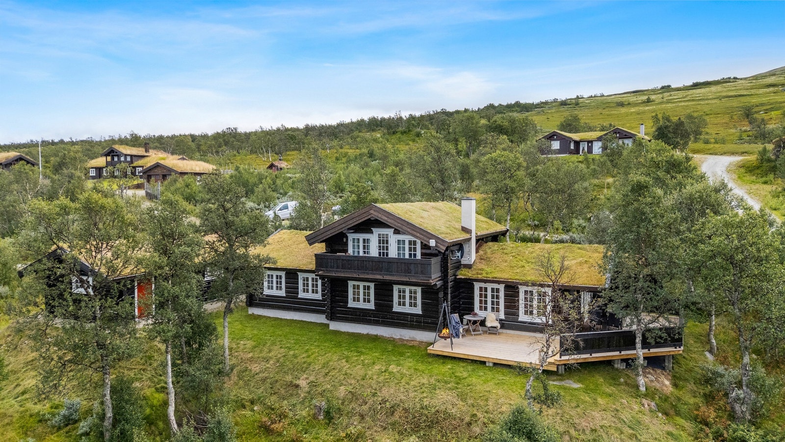 Her presenteres en innholdsrik tømmerhytte med fantastisk beliggenhet i øvre del av Hummelfjell hyttegrend. Galleribilde