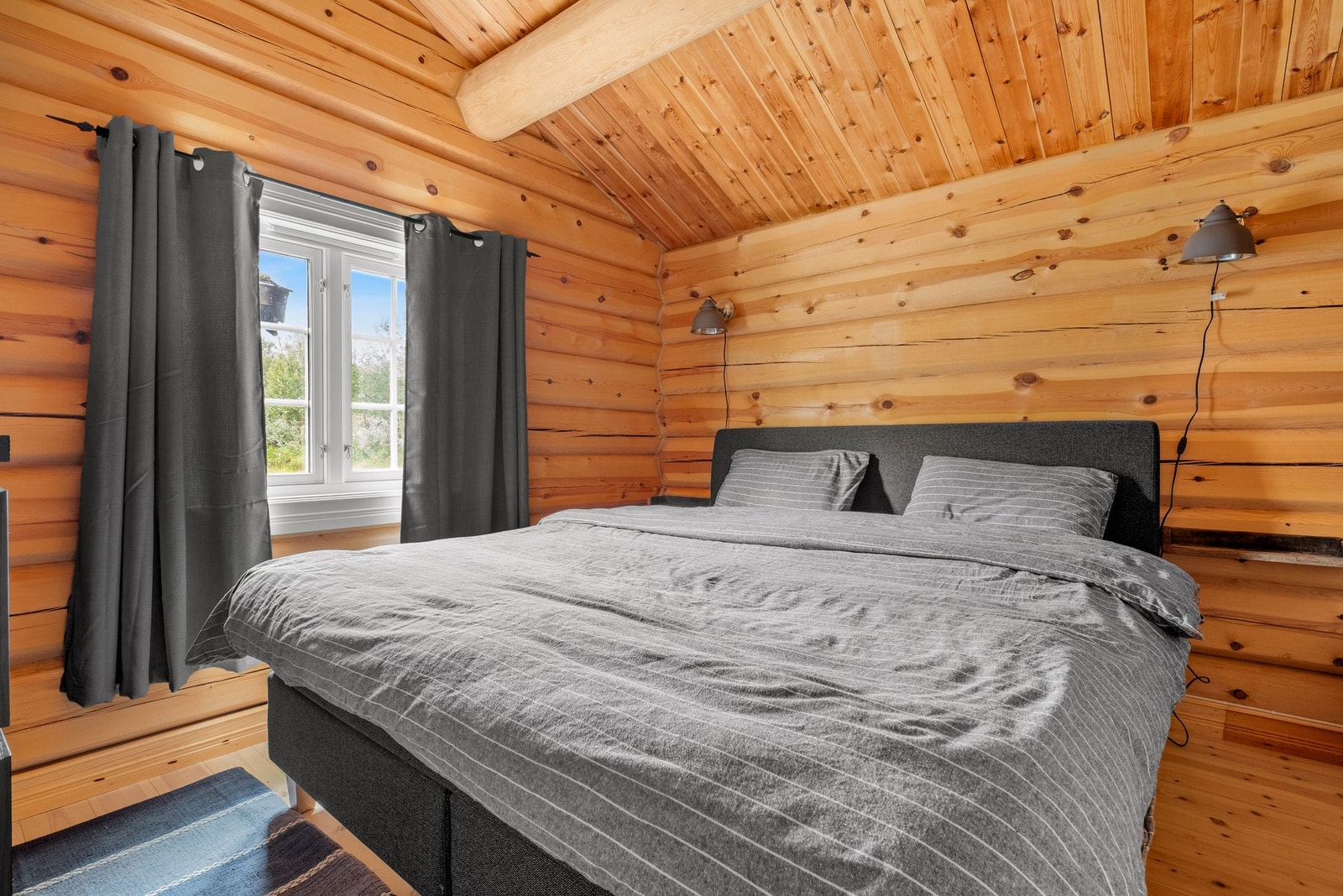 Hyttas hovedsoverom er på 12,5m². Galleribilde