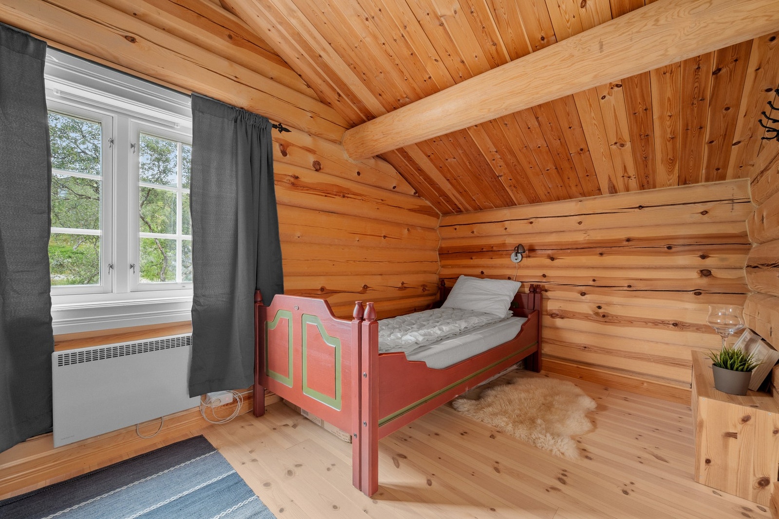 Soverommene har panelovner som oppvarming. Galleribilde