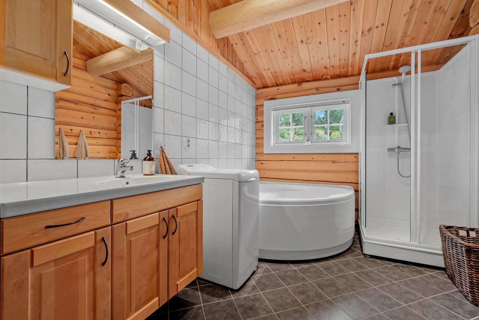 Romslig bad på 8m² med varme i gulv. Det opplegg for vaskemaskin. Galleribilde